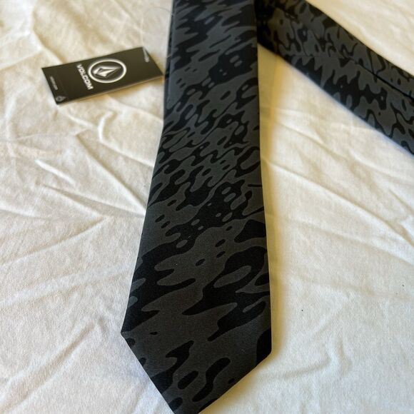 Volcom Mens Camo Neck Tie Suit Accessory Camouflage Black Grey Slim Tie - Picture 1 of 4